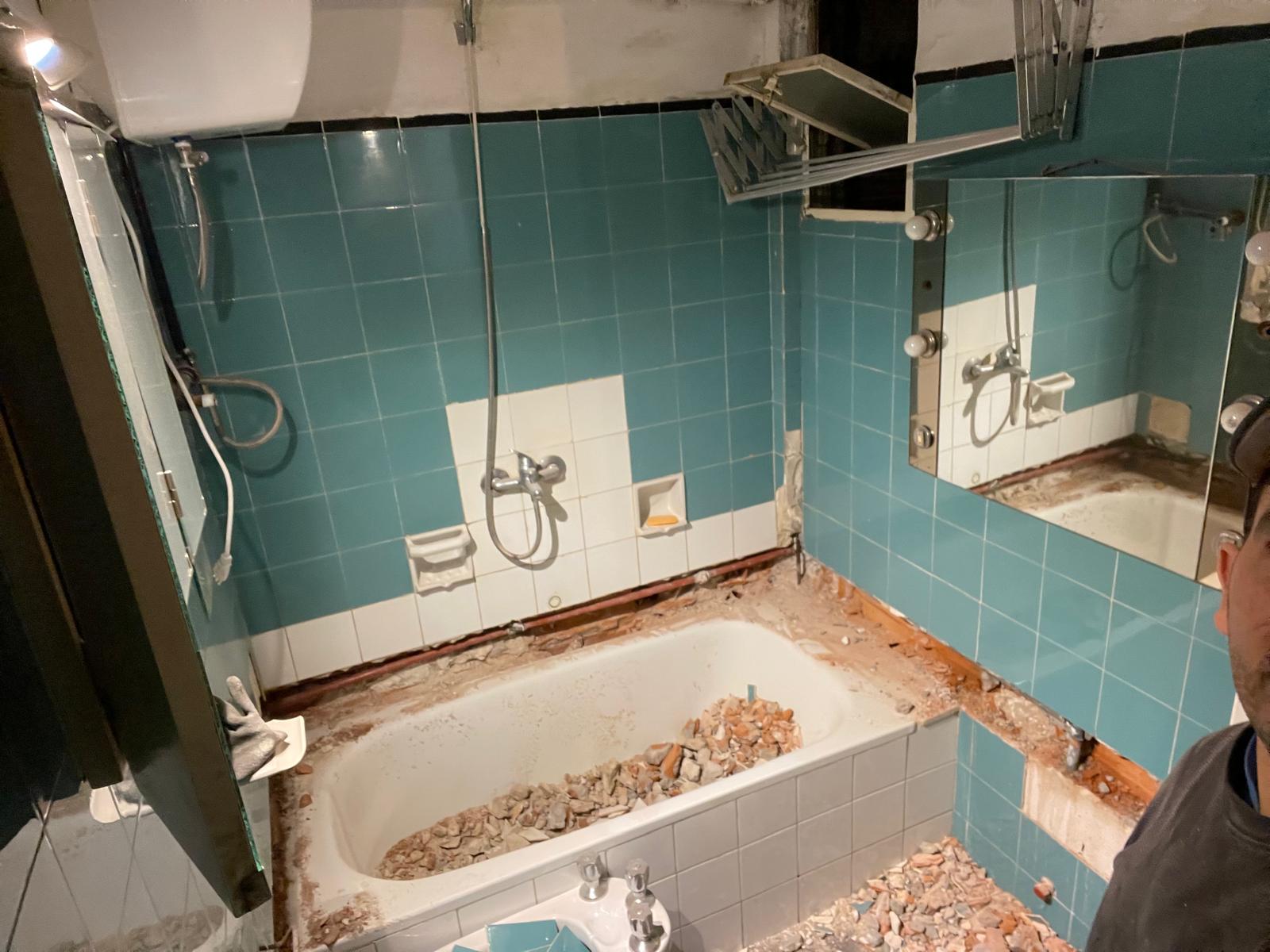 Baño durante el proceso de demolición y reforma
